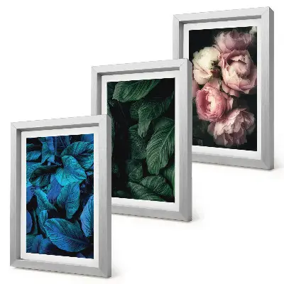 Tríptico enmarcado con diseño de hojas y flores de diversos colores