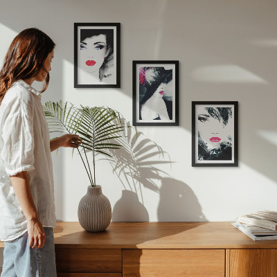 Tríptico enmarcado Retratos pintados de mujeres con labios expresivos
