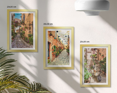 Juego de 3 cuadros decorativos Calles encantadoras con flores en un ambiente italiano.