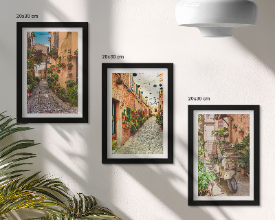Juego de 3 cuadros decorativos Calles encantadoras con flores en un ambiente italiano.