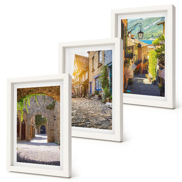Juego de 3 cuadros decorativos Calles encantadoras con edificios y portones de piedra.