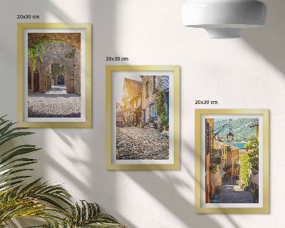 Juego de 3 cuadros decorativos Calles encantadoras con edificios y portones de piedra.