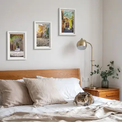 Juego de 3 cuadros decorativos con diseño de calles encantadoras con edificios y portones de piedra
