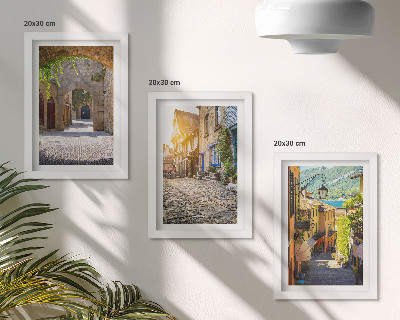 Juego de 3 cuadros decorativos Calles encantadoras con edificios y portones de piedra.