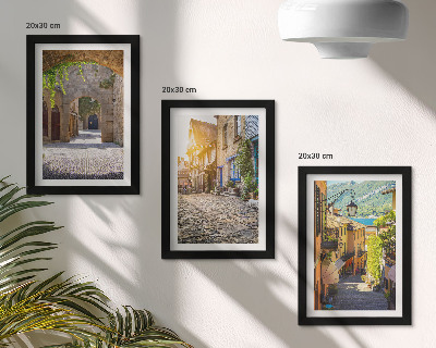 Juego de 3 cuadros decorativos Calles encantadoras con edificios y portones de piedra.