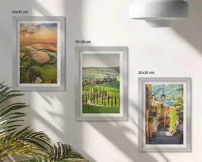 Tríptico enmarcado paisajes italianos con río, colinas y una calle de la ciudad