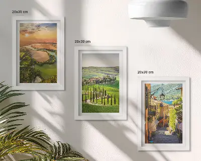 Tríptico enmarcado paisajes italianos con río, colinas y una calle de la ciudad