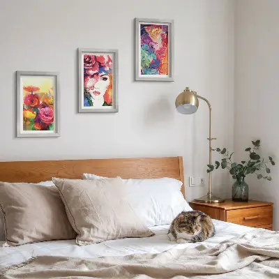 Tríptico enmarcado flores de colores intensos con retrato de mujer en estilo abstracto