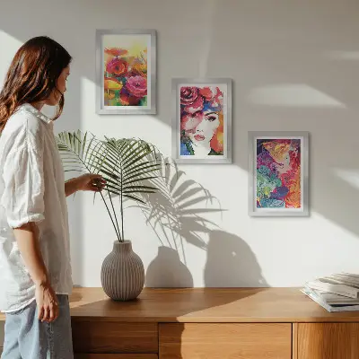 Tríptico enmarcado flores de colores intensos con retrato de mujer en estilo abstracto
