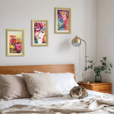 Tríptico enmarcado flores de colores intensos con retrato de mujer en estilo abstracto