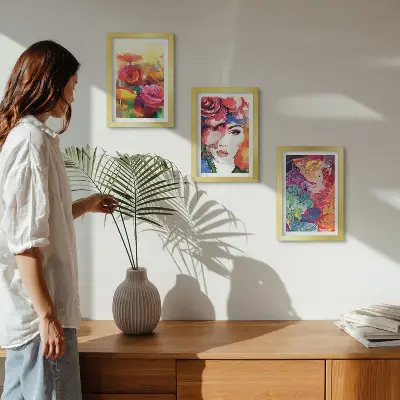 Tríptico enmarcado flores de colores intensos con retrato de mujer en estilo abstracto