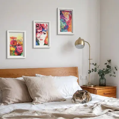 Tríptico enmarcado flores de colores intensos con retrato de mujer en estilo abstracto