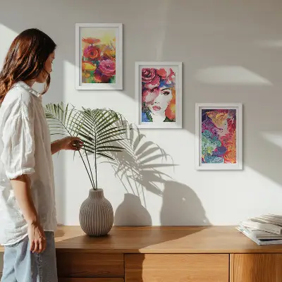 Tríptico enmarcado flores de colores intensos con retrato de mujer en estilo abstracto