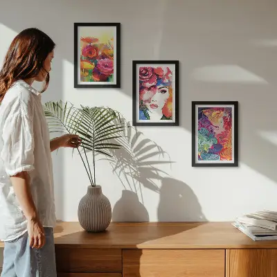 Tríptico enmarcado flores de colores intensos con retrato de mujer en estilo abstracto