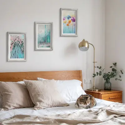 Juego de 3 cuadros decorativos con diseño de flores sobre fondo de colores pastel y delicados estampados