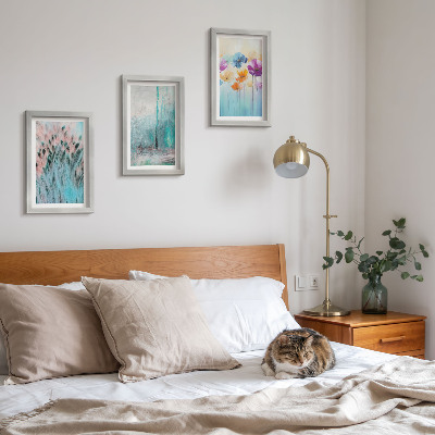 Juego de 3 cuadros decorativos Flores sobre un fondo de colores pastel y delicados estampados.