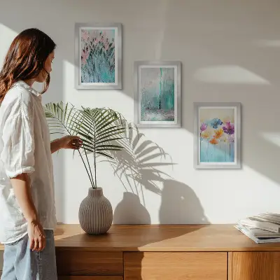 Juego de 3 cuadros decorativos con diseño de flores sobre fondo de colores pastel y delicados estampados