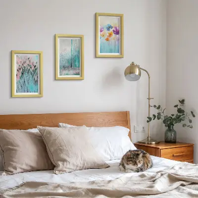 Juego de 3 cuadros decorativos con diseño de flores sobre fondo de colores pastel y delicados estampados