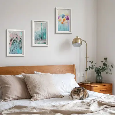 Juego de 3 cuadros decorativos con diseño de flores sobre fondo de colores pastel y delicados estampados