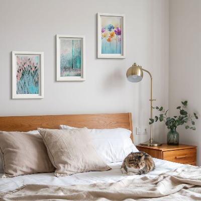 Juego de 3 cuadros decorativos Flores sobre un fondo de colores pastel y delicados estampados.