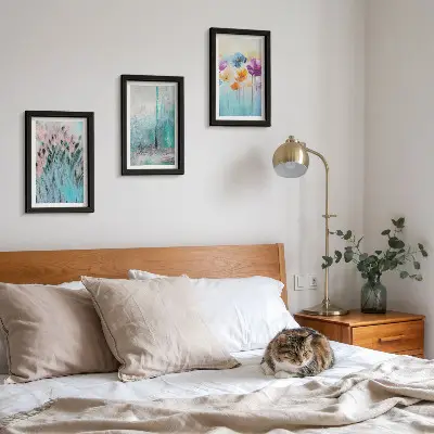 Juego de 3 cuadros decorativos con diseño de flores sobre fondo de colores pastel y delicados estampados