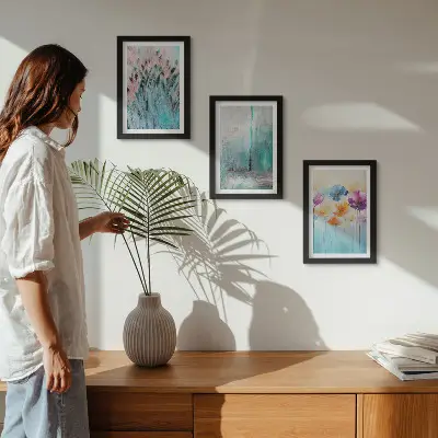 Juego de 3 cuadros decorativos con diseño de flores sobre fondo de colores pastel y delicados estampados