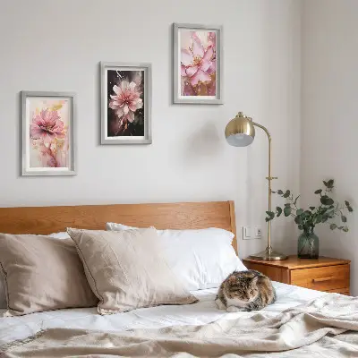 Tríptico enmarcado con composiciones florales en tonos rosas y blancos