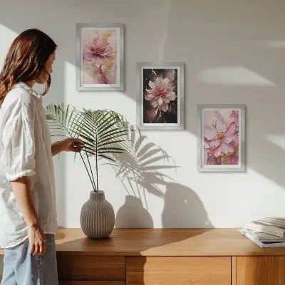 Tríptico enmarcado con composiciones florales en tonos rosas y blancos