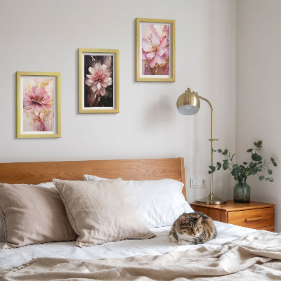 Tríptico enmarcado Composiciones florales en tonos rosas y blancos.