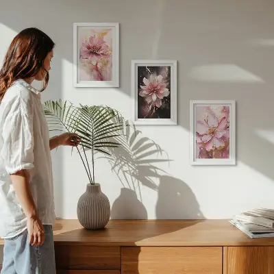 Tríptico enmarcado con composiciones florales en tonos rosas y blancos