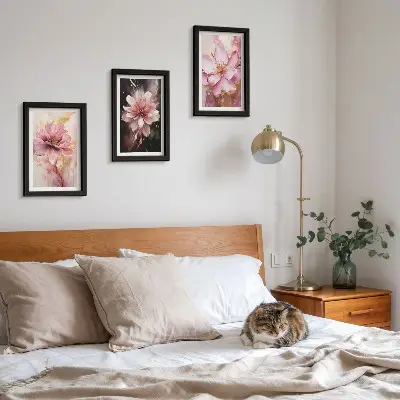 Tríptico enmarcado con composiciones florales en tonos rosas y blancos