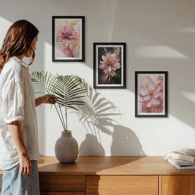 Tríptico enmarcado Composiciones florales en tonos rosas y blancos.