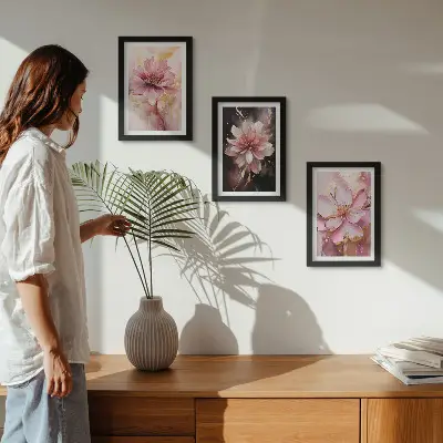 Tríptico enmarcado con composiciones florales en tonos rosas y blancos