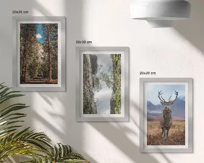 Tríptico enmarcado camino en el bosque con montañas y ciervos en la naturaleza