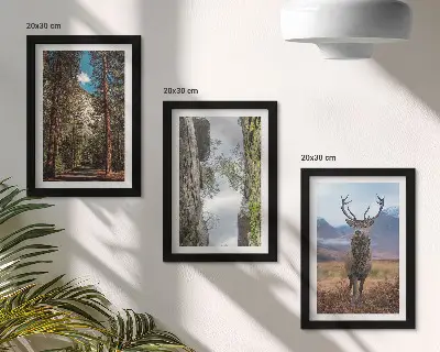 Tríptico enmarcado camino en el bosque con montañas y ciervos en la naturaleza