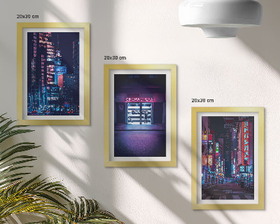 Tríptico enmarcado Ciudad nocturna con luces de neón y una entrada de cine.