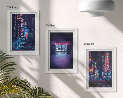Tríptico enmarcado Ciudad nocturna con luces de neón y una entrada de cine.
