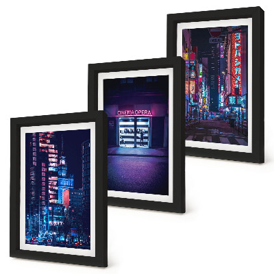 Tríptico enmarcado Ciudad nocturna con luces de neón y una entrada de cine.