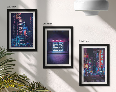 Tríptico enmarcado Ciudad nocturna con luces de neón y una entrada de cine.