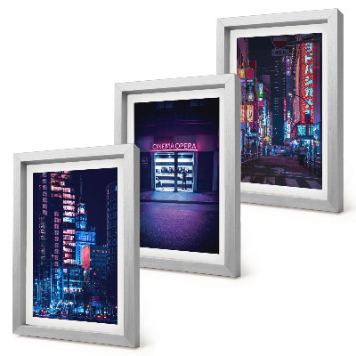 Tríptico enmarcado Ciudad nocturna con luces de neón y una entrada de cine.