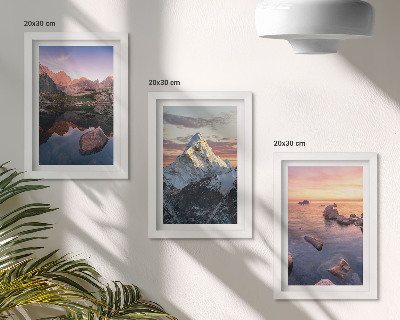 Juego de 3 cuadros decorativos Paisajes de montaña con agua y rocas al fondo.