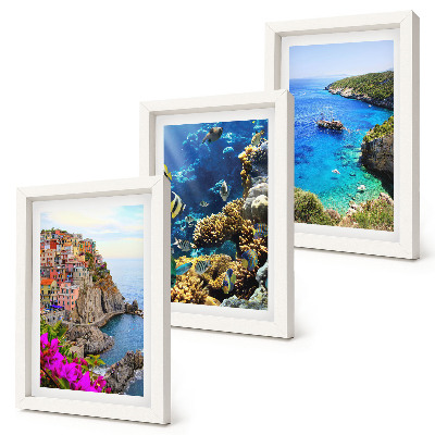 Tríptico enmarcado Vistas al mar con casas coloridas y un arrecife de coral.