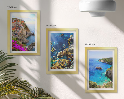 Tríptico enmarcado Vistas al mar con casas coloridas y un arrecife de coral.