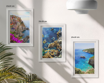 Tríptico enmarcado Vistas al mar con casas coloridas y un arrecife de coral.