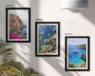 Tríptico enmarcado Vistas al mar con casas coloridas y un arrecife de coral.