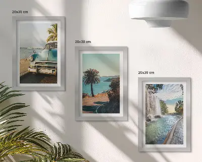 Tríptico de paisajes vacacionales con palmeras y una cascada enmarcado