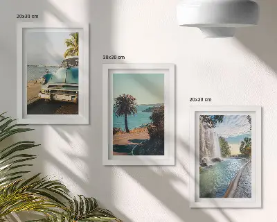 Tríptico de paisajes vacacionales con palmeras y una cascada enmarcado