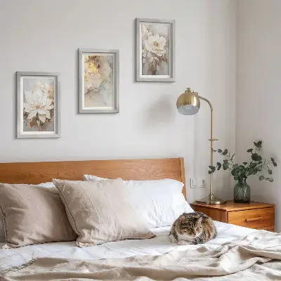 Juego de 3 cuadros decorativos con diseño floral sobre fondo claro de patrones abstractos