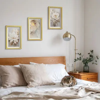 Juego de 3 cuadros decorativos con diseño floral sobre fondo claro de patrones abstractos
