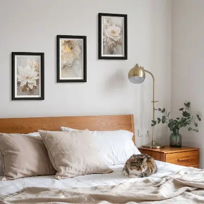 Juego de 3 cuadros decorativos con diseño floral sobre fondo claro de patrones abstractos